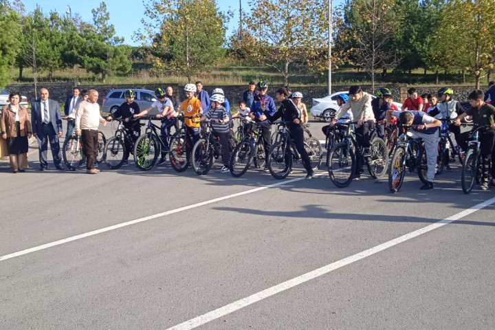 Qəbələdə yeniyetmə və gənclər arasında veloyürüş keçirilib